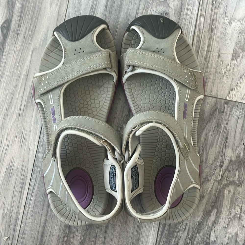 Young Women’s Teva outdoor sandals Style 1000329